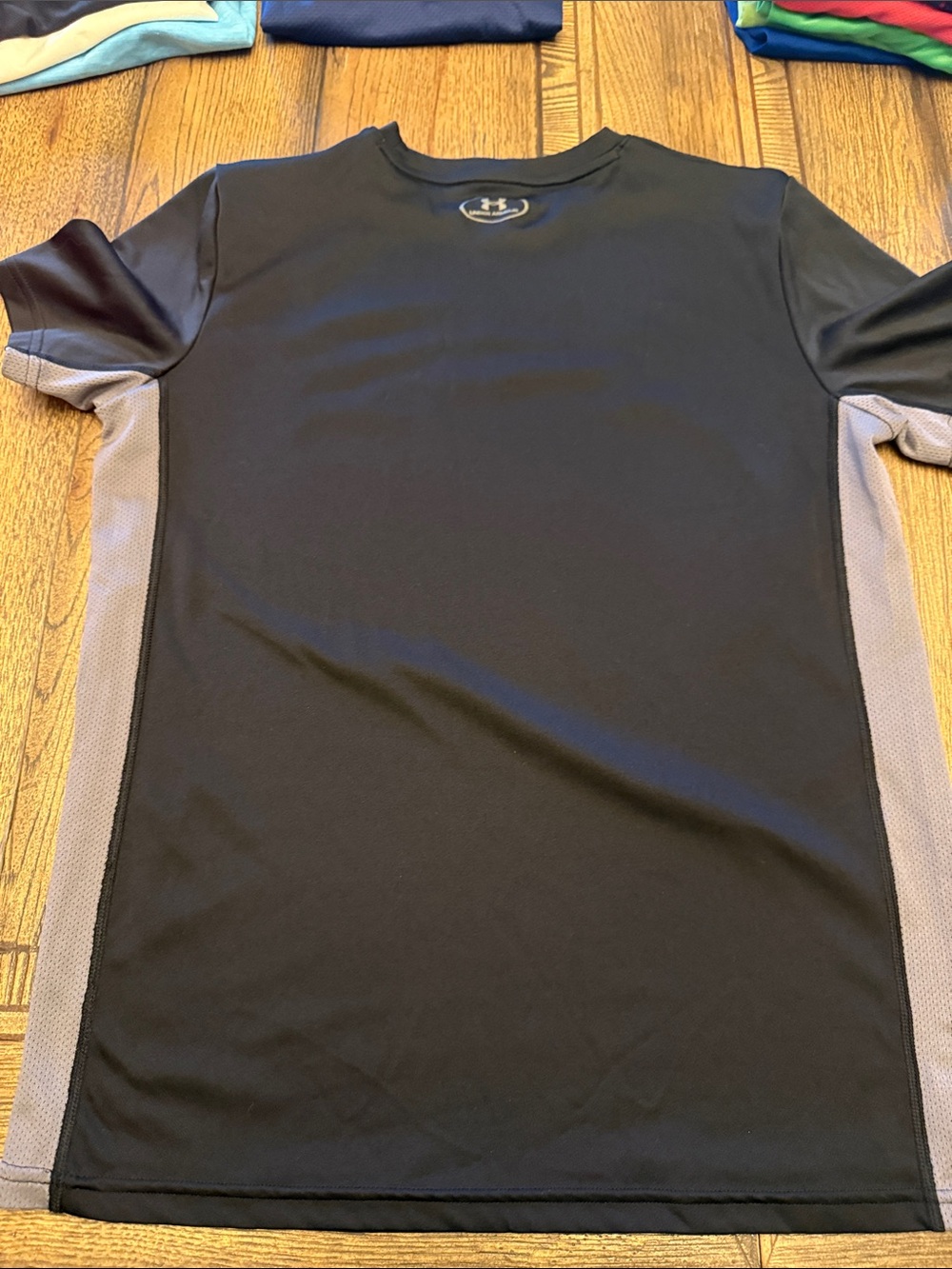 Under Armour Black Short-Sleeve Performance Tee with Gray Panels - Picture 5 of 6